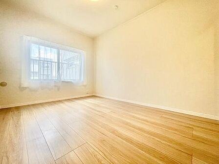 明るい光が差し込むすっきりとした雰囲気の子供部屋です。温かみのあるフローリングが優しい印象を与えます。シンプルな内装で使い勝手の良い空間です。窓からの自然光が室内を開放的に感じさせます。