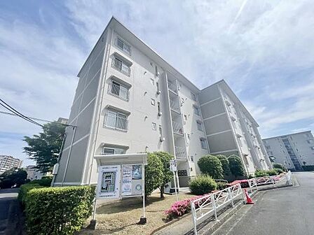 明るい外観が印象的な建物です。周囲に緑が配置され整った環境が感じられます。ゆとりある敷地内は開放感があります。建物全体が清潔感のあるデザインです。静かな住宅地にあり安心して過ごせる雰囲気です。