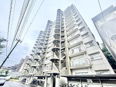 外観:存在感のある外観が特徴的なマンションです。バルコニーや共用階段も整然と配置され全体的に清潔感があります。周辺の道路も整備されておりアクセスも便利そうです。自転車置き場も充実しています。 外観:存在感のある外観が特徴的なマンションです。バルコニーや共用階段も整然と配置され全体的に清潔感があります。周辺の道路も整備されておりアクセスも便利そうです。自転車置き場も充実しています。