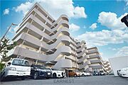 爽やかな青空の下存在感のある外観が特徴的なマンションです。複数台駐車可能なスペースも備え利便性を重視しています。バルコニーが広がるデザインで建物全体が開放的な印象を与えます。