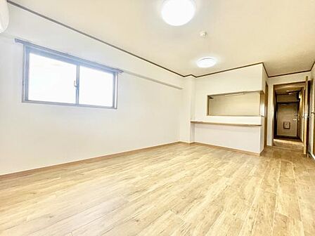 明るい窓から自然光が差し込むリビングです。木目調の床が温かみを感じさせ空間に広がりがあります。室内はシンプルなデザインで好みに合わせたレイアウトが楽しめます。清潔感のある印象です。