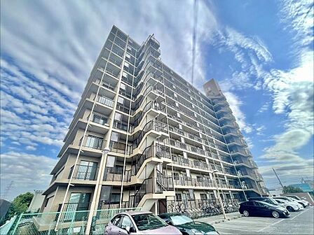 堂々とした外観が特徴の建物です。バルコニーが各住戸に設けられており開放感のある印象です。明るい空の下全体的に清潔感のある雰囲気が伝わってきます。敷地内には駐車スペースが確保されています。
