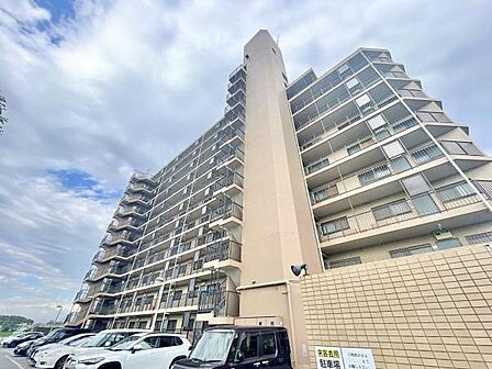 すっきりとした外観が特徴的なマンションです。複数台分の駐車スペースが確保されています。高層階まである建物で広々とした印象です。エントランス周辺も明るく開放感があります。