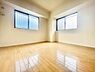 子供部屋：二面採光で明るい雰囲気の子供部屋です。シンプルな内装が特徴で使いやすいレイアウトが可能です。フローリングが清潔感を感じさせます。壁や床の色合いも落ち着いています。
