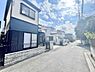 その他：現地写真からは前面道路が広めで見通しの良い環境であることがうかがえます。道路は舗装されており車の通行も快適です。周辺には住宅が並び整然とした街並みが特徴的です。