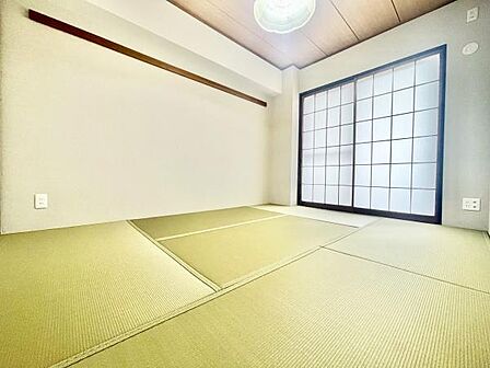 障子と畳が調和した落ち着いた和室です。すっきりとした空間が広がり清潔感があります。自然光が優しく差し込む明るさが印象的です。収納スペースも確保されています。シンプルな内装が魅力です。