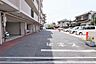 駐車場：マンション敷地内に広々とした駐車場スペースがあります。平置きタイプで入出庫がしやすい造りです。敷地内には屋根付きの駐車スペースも設けられています。来客用のスペースも確認できます。