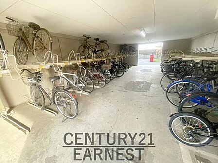 駐輪スペースが広く確保されており上下二段式のラックで自転車が整然と置けます。明るい照明が設置されているため夜間でも利用しやすい環境です。出入り口も見通しがよく動線がしっかり確保されています。