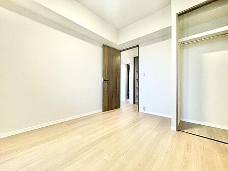 明るい床材が特徴の子供部屋です。収納スペースもしっかり設けられており整理整頓がしやすい設計です。室内はシンプルでアレンジがしやすくさまざまな用途に対応できます。