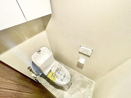 明るい色合いの壁と床がトイレ空間をすっきりとした印象にしています。トイレ上部には収納スペースが設置されており日用品の整理がしやすいです。