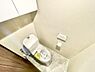 トイレ：明るい色合いの壁と床がトイレ空間をすっきりとした印象にしています。トイレ上部には収納スペースが設置されており日用品の整理がしやすいです。