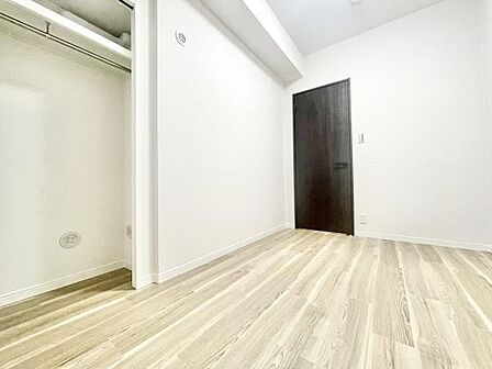 ナチュラルな色合いのフローリングが印象的です。収納スペースが備わっておりお部屋がすっきりと使えます。白い壁が空間を明るく広く見せます。シンプルなデザインで様々な家具と合わせやすいです。