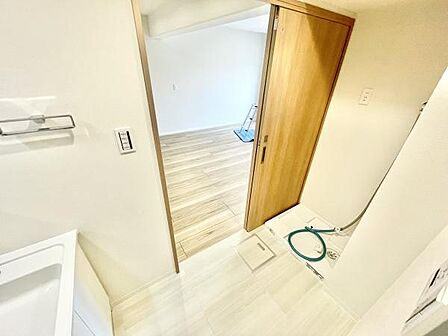 明るく清潔感のある玄関が特徴です。木目調のドアと床が空間に暖かみをプラスします。室内の導線も無駄がありません。使い勝手の良い配置で日々の出入りがスムーズです。収納や周辺設備も整理されています。