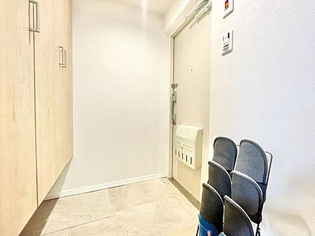 玄関には収納力のあるシューズボックスが設置されております。すっきりとした空間で明るい雰囲気が感じられます。床や壁の色合いも落ち着いているため清潔感があります。