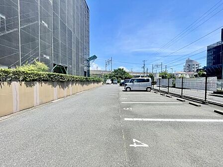 広々とした駐車スペースで車の出し入れもスムーズに行えます。番号表示が明確でどなたでも利用しやすい配置です。周囲には屋外の開放感があり安心して利用できる環境です。