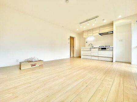 明るい色合いの床が空間をすっきりと見せ広がりを感じられるリビングです。大きな窓からたっぷりと自然光が差し込み開放感があります。キッチン一体型で使い勝手も良好です。