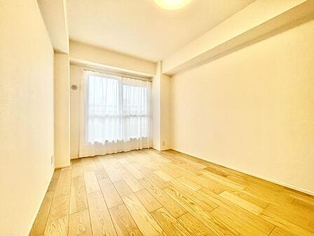 明るい窓から自然光が差し込む子供部屋です。シンプルな内装で使い方のアレンジもしやすい空間となっています。木目調のフローリングが温かみを感じさせます。天井も高めで圧迫感を感じにくい造りです。