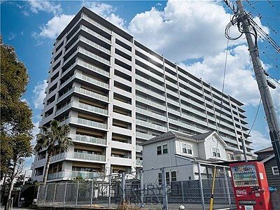外観：堂々とした建物外観が存在感を放っています。バルコニーも広々として開放的です。周囲には緑があり気持ちの良い景観です。青空との調和も魅力的な外観です。高層階までしっかりとした造りが印象的です。