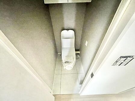 ※リフォーム中 清潔感のあるタイル床を採用したトイレです。シンプルなデザインで落ち着いた空間が広がります。壁面に収納スペースが設けられており整理整頓もしやすくなっています。