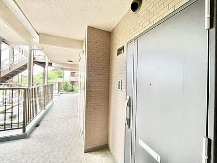 玄関スペースはゆとりある設計で快適な出入りが可能です。共用廊下は明るく換気にも配慮されています。周囲の視線も気になりにくい配置です。玄関ドアはしっかりとした造りになっています。