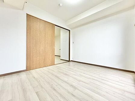 明るい色合いのフローリングが清潔感を演出しています。広々とした空間が魅力の洋室です。シンプルな内装でコーディネートしやすい印象です。引き戸仕様なので空間を有効に使えます。