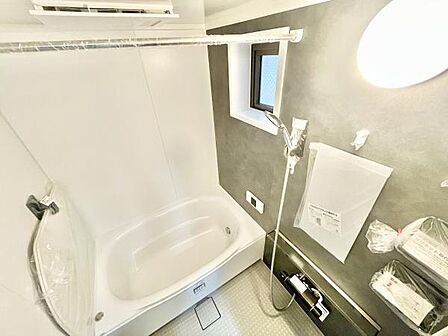 バスルーム全体が明るく清潔感のある印象です。窓付きで通気性にも配慮されています。シャワー設備も機能的で収納スペースもしっかりあります。使い勝手のよいレイアウトが魅力です。