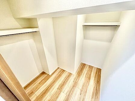 広々とした収納スペースがあり衣類や荷物の整理に便利です。清潔感のある内装と使いやすいレイアウトが魅力です。床材も明るくお手入れしやすいデザインとなっています。収納スペースがしっかり確保されています。