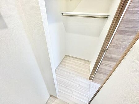 シンプルで使いやすい収納スペースです。奥行きがあり収納力のある設計となっています。ハンガーポール付きで衣類の整理にも便利です。室内全体が明るい色調で清潔感があります。