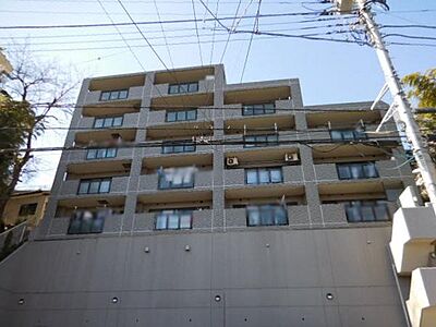 外観:外観は整ったタイル貼りのデザインでシンプルながらも清潔感があります。バルコニーが付いており各住戸の開放感が感じられます。複数階建ての建物で構成されており眺望の良さも期待できます。 外観:外観は整ったタイル貼りのデザインでシンプルながらも清潔感があります。バルコニーが付いており各住戸の開放感が感じられます。複数階建ての建物で構成されており眺望の良さも期待できます。