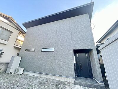 外観:直線的なフォルムが印象的な外観です。グレー系の外壁材が落ち着いた雰囲気を演出しています。窓の配置も特徴的でプライバシーを考慮した設計です。玄関まわりはすっきりとした印象です。 外観:直線的なフォルムが印象的な外観です。グレー系の外壁材が落ち着いた雰囲気を演出しています。窓の配置も特徴的でプライバシーを考慮した設計です。玄関まわりはすっきりとした印象です。