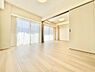 洋室：2部屋がつながるスライドドア仕様で空間を自由に使えます。大きな窓からたっぷりと自然光が差し込みます。明るく清潔感のある洋室デザインになっています。フローリングが広がりレイアウトも楽しめる空間です。