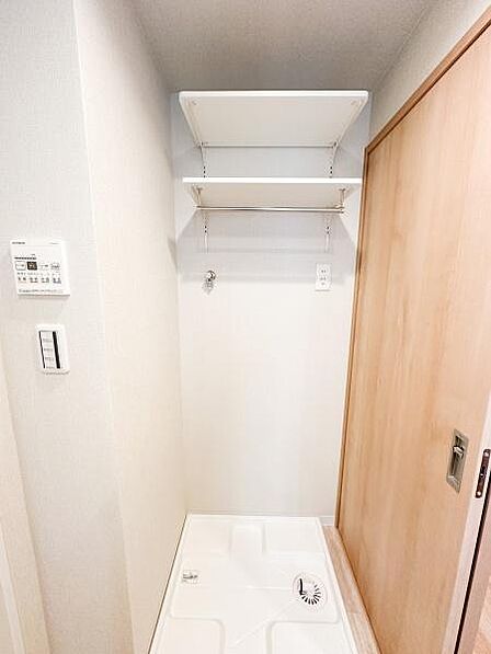洗面所には棚が取り付けられており、収納豊富です♪