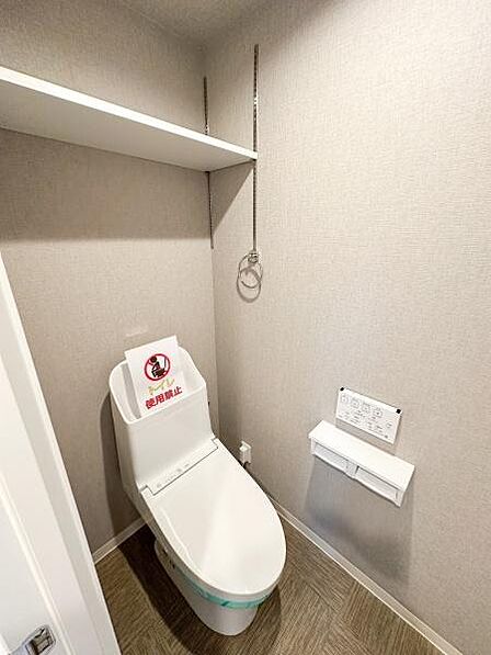 棚付きでトイレットペーパーやお掃除道具などをすっきりと収納できます♪
