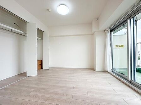 【約4.8帖】南東向きで日当たり良好、リビングの隣に位置し、個室として、またLDKと一体化することも可能な居室です。
