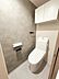 トイレ：吊戸棚付きでトイレットペーパーやお掃除道具などをすっきりと収納できます♪