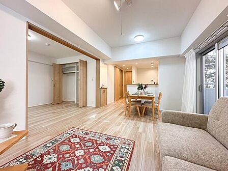 【同社施工例】現在リフォーム中の物件ですが、現地にて棟内の雰囲気や周辺環境をご確認いただけるほか、同社施工のリフォーム済みのお部屋もご覧いただけます。完成前もぜひお気軽にお問合せください♪