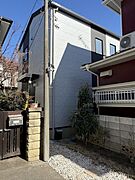 シンプルで周囲になじむ外観。