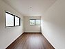 寝室：明るい光と開放感に包まれた7.5帖の洋室。全居室に収納が付いています。窓の外の眺めを楽しみながら、趣味に没頭したり読書にふけったり。心休まる自分だけの空間。