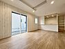 リビング/ダイニング：床と壁の木目が温かみを感じさせます。折り上げ天井が良いアクセントになり、開放感のあるリビングです。