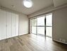 洋室：大きな掃き出し窓から柔らかな光が入る6帖のお部屋