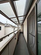 急な雨でも安心の屋根付きのバルコニー