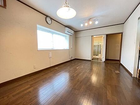 10帖のリビングルーム※売主様のプライバシー保護のため、AIで家具等を除去加工しています。実際の室内状況とは異なりますので、正確な現況は必ず現地内覧にてご確認ください。
