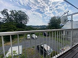 南側は駐車場と多摩川越しの山々が望めます。
