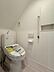 トイレ：1階・2階にそれぞれ設けられたトイレは温水洗浄便座です。(写真は1階トイレ)