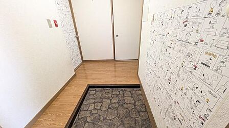 ゆとりある玄関スペースで、靴の脱ぎ履きもスムーズ。明るく清潔感のある空間