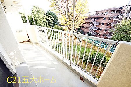 お洗濯物や布団を干したりするのに十分なスペースのバルコニー♪