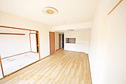 自由に配置できるゆとりのリビング空間！陽だまりが寛ぎの時間を更に素敵に演出してくれます。