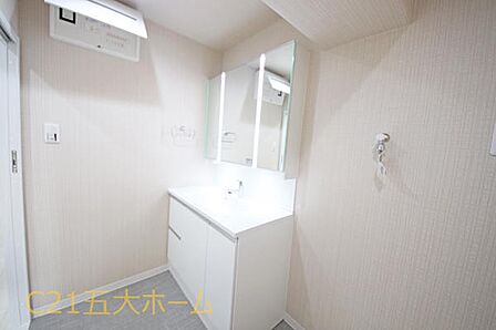 朝の身支度も楽々の三面化粧台は鏡裏にも収納があり、小物などをしまえてすっきりとした状態を保てます。
