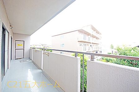 2部屋から出入り可能な広々としたバルコニーで洗濯物や布団もたくさん干せます♪