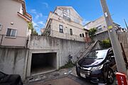 **大容量の地下車庫付き！**大切な愛車を雨風から守れるほか、アウトドア用品の収納や趣味のスペースにも最適です。